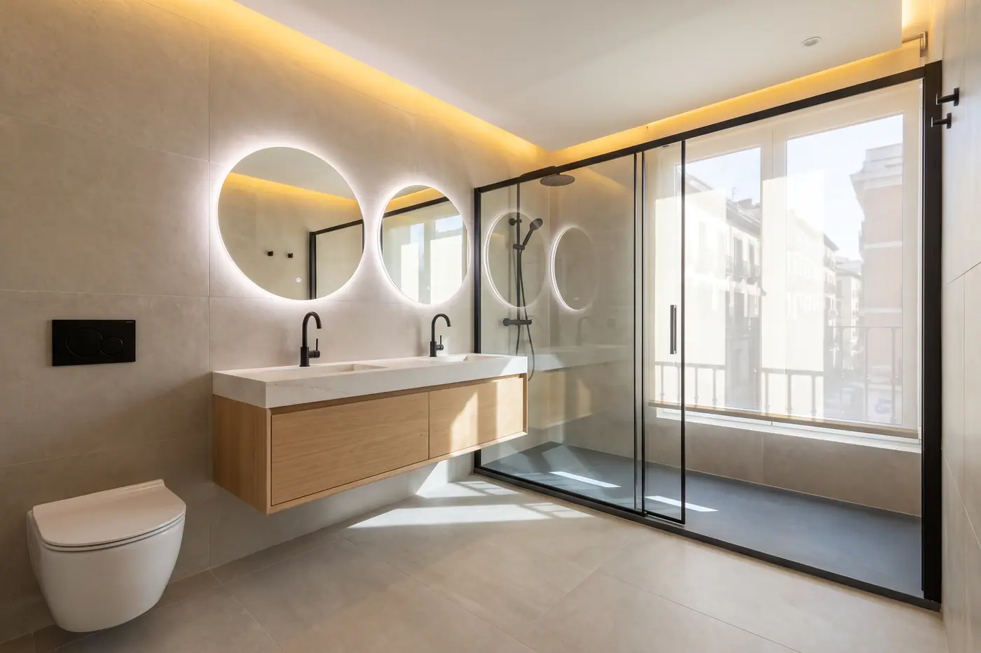 Baño amplio reformado con doble lavabo de roble, espejos LED y ducha de obra